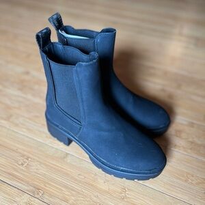 NWT Rocket Dog Iggie Chelsea Boots Women’s Size 6.5 - Black Pull On Chunky Heel